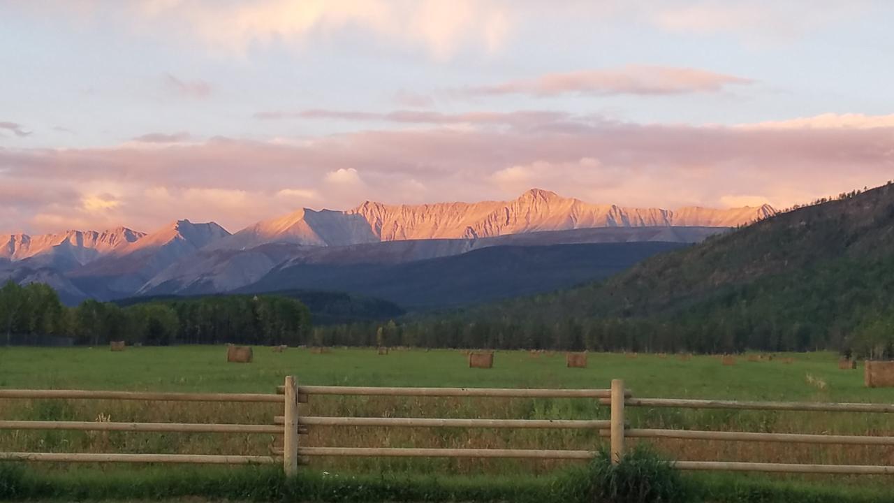 Folding Mountain B & B Fort Nelson Extérieur photo